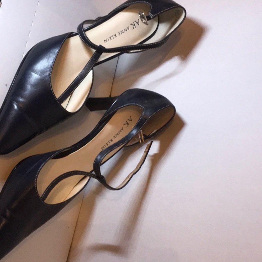 Women’s Anne Klein size 7 1/2 Navy Heel